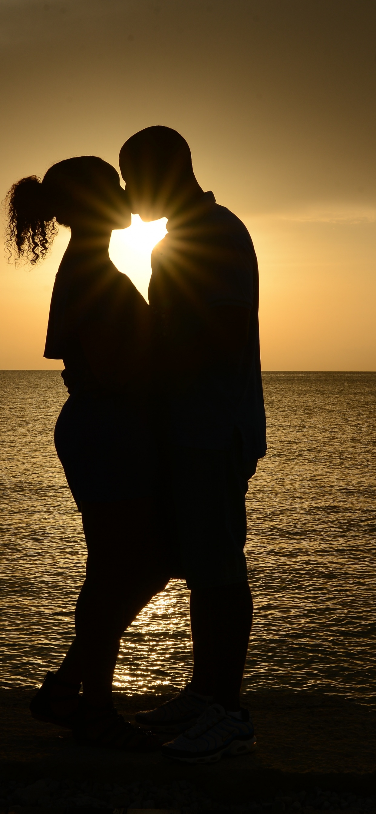 Romantik, Silhouette, Ehepaar, Kuss, Umarmung. Wallpaper in 1242x2688 Resolution