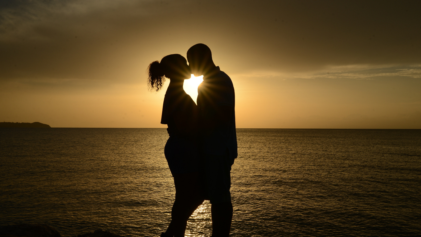 Romantik, Silhouette, Ehepaar, Kuss, Umarmung. Wallpaper in 1366x768 Resolution