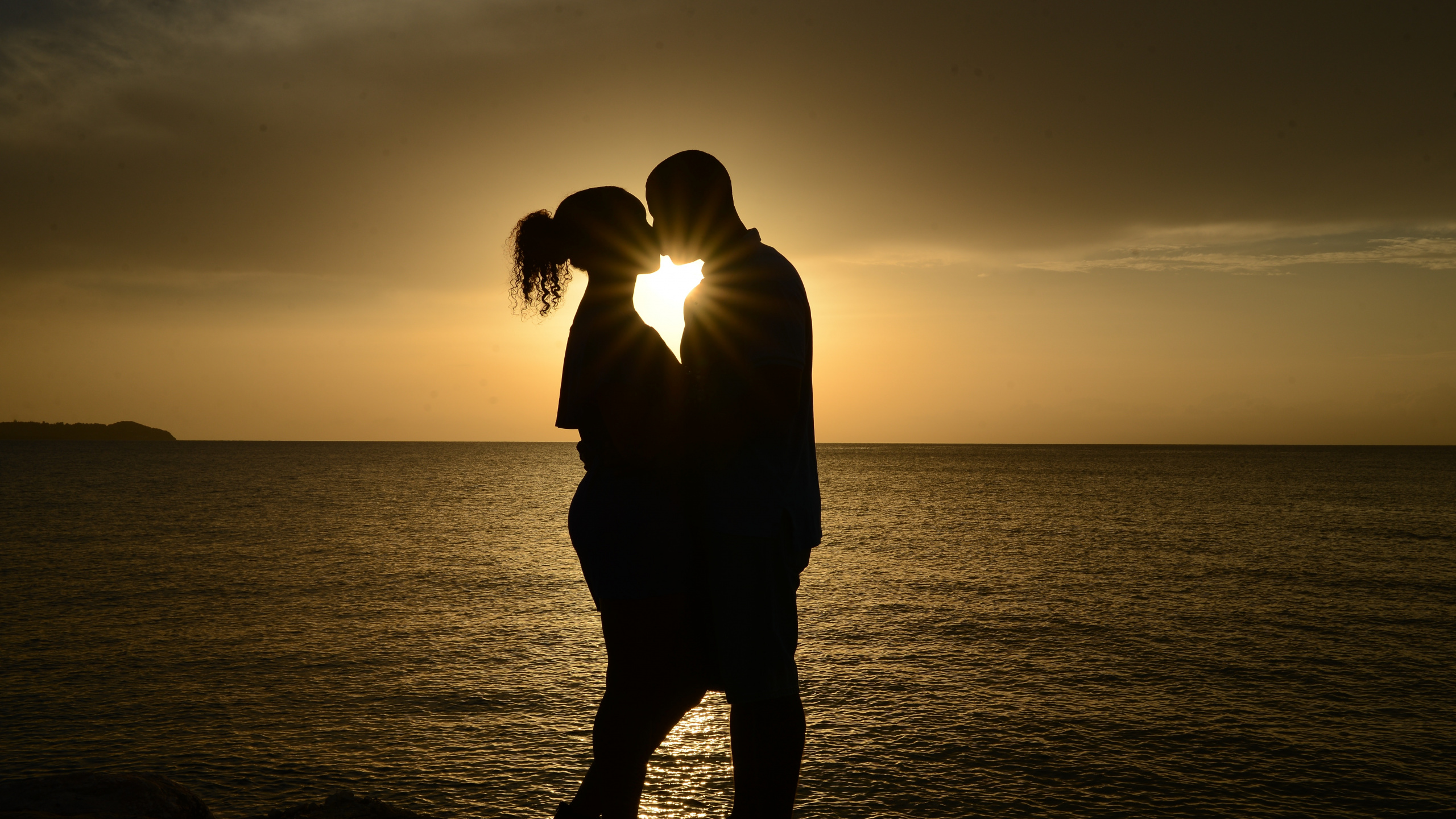Romantik, Silhouette, Ehepaar, Kuss, Umarmung. Wallpaper in 2560x1440 Resolution