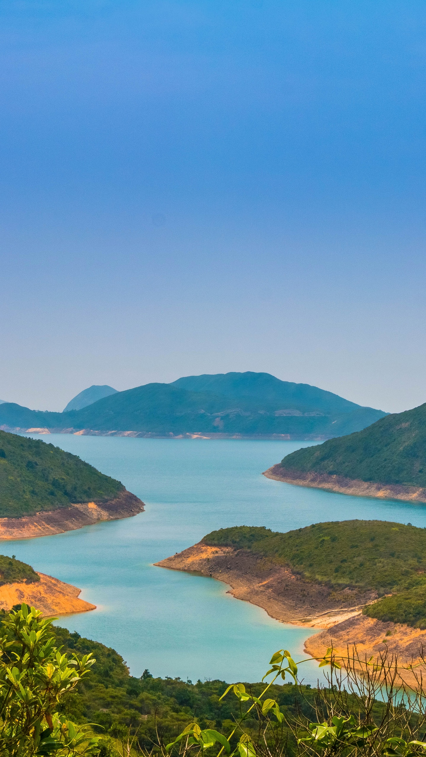 Montañas Verdes Cerca Del Cuerpo de Agua Durante el Día. Wallpaper in 1440x2560 Resolution