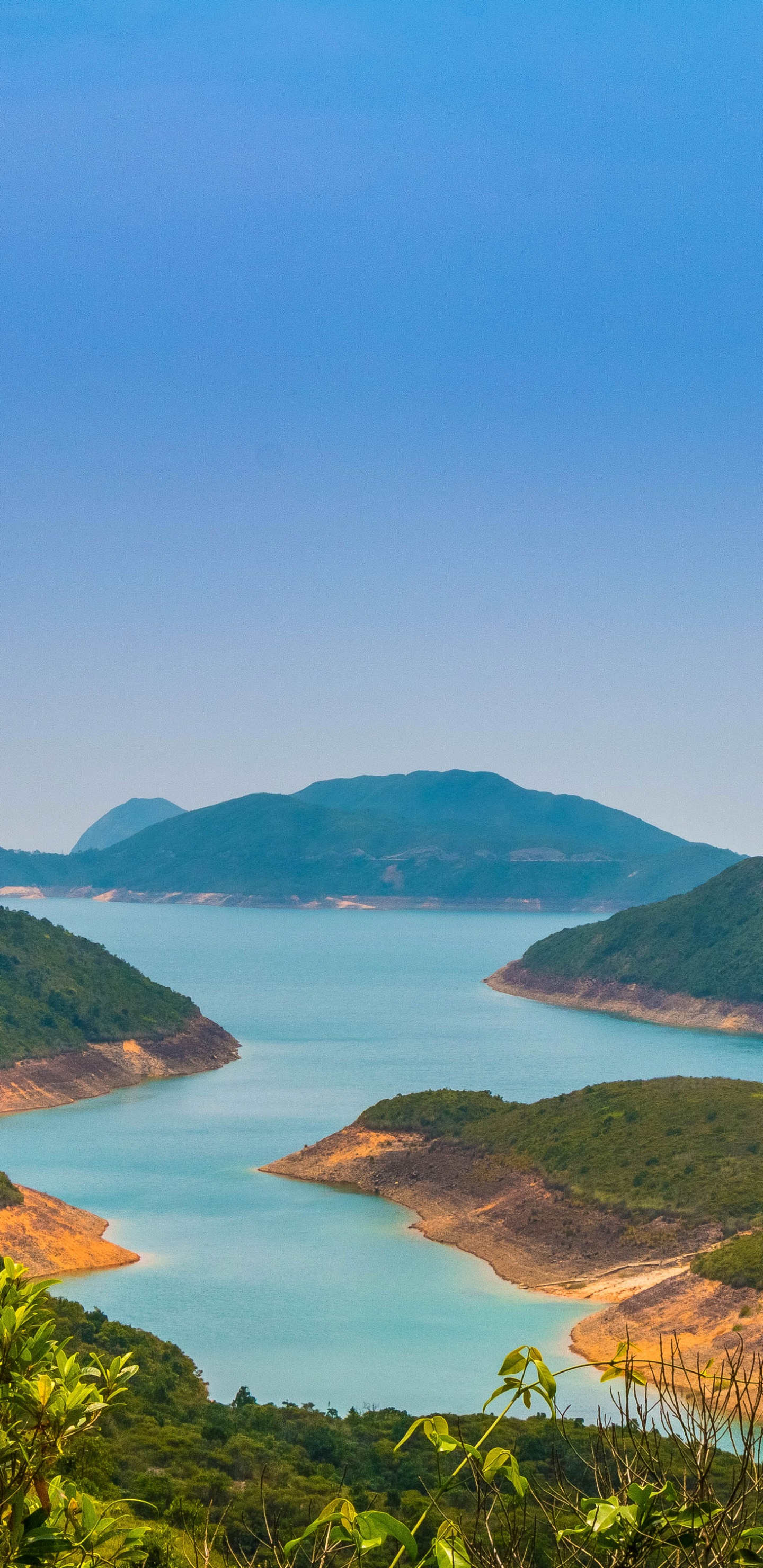 Montañas Verdes Cerca Del Cuerpo de Agua Durante el Día. Wallpaper in 1440x2960 Resolution