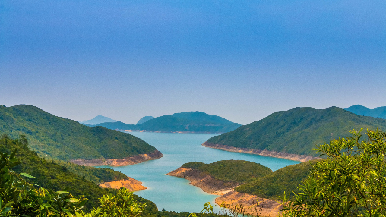 Green Mountains Near Body of Water During Daytime. Wallpaper in 1280x720 Resolution