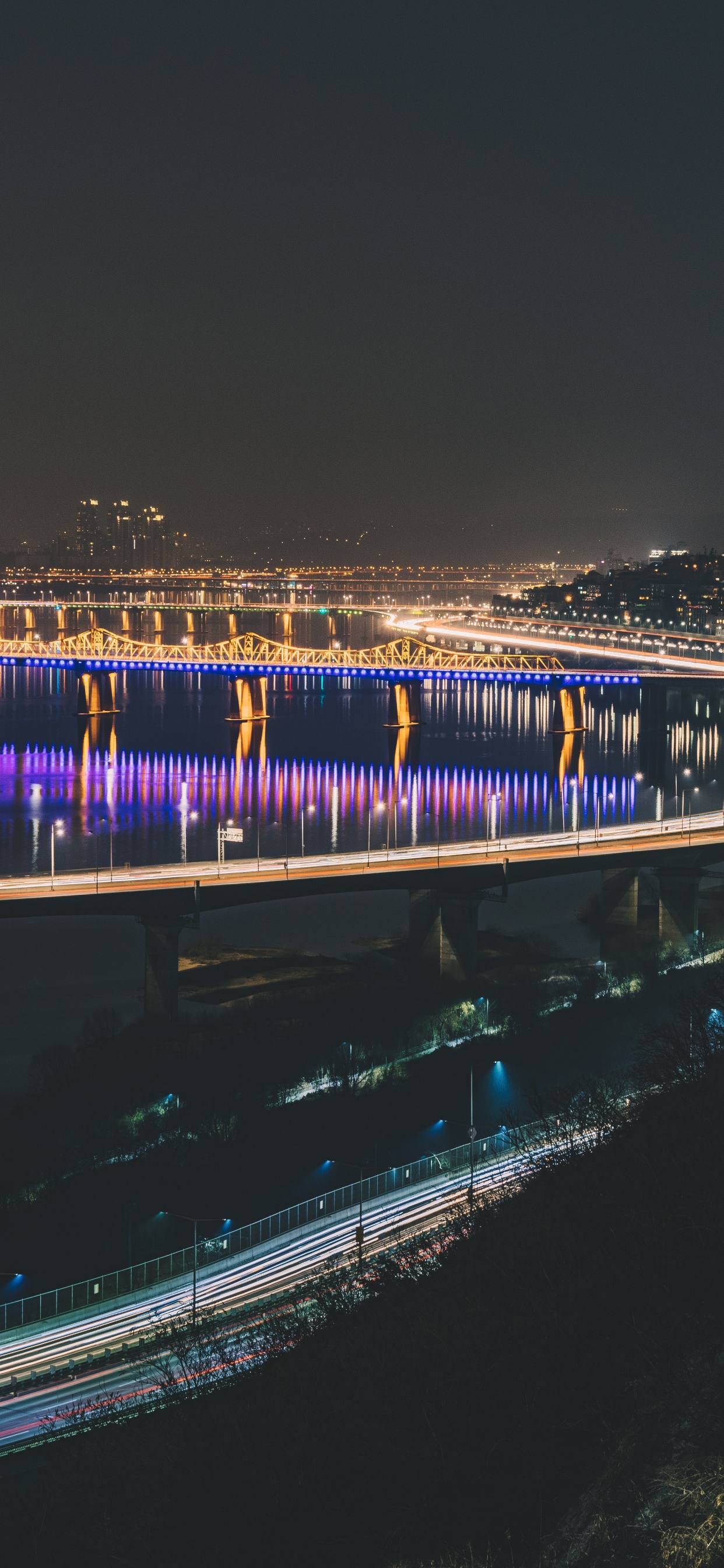Lichter Der Stadt Während Der Nacht. Wallpaper in 1242x2688 Resolution