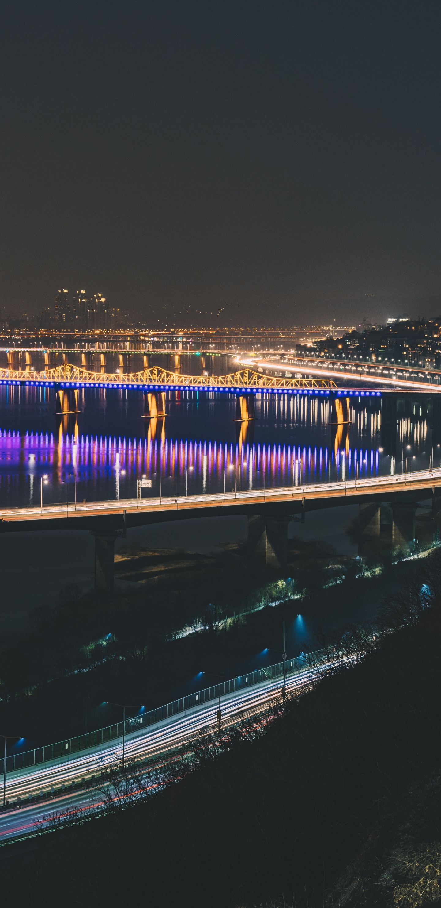 Lichter Der Stadt Während Der Nacht. Wallpaper in 1440x2960 Resolution