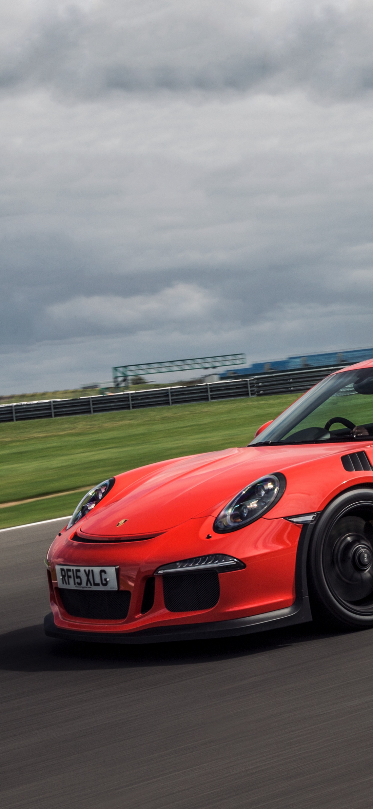 Roter Porsche 911 Tagsüber Bei Bewölktem Himmel Unterwegs. Wallpaper in 1242x2688 Resolution