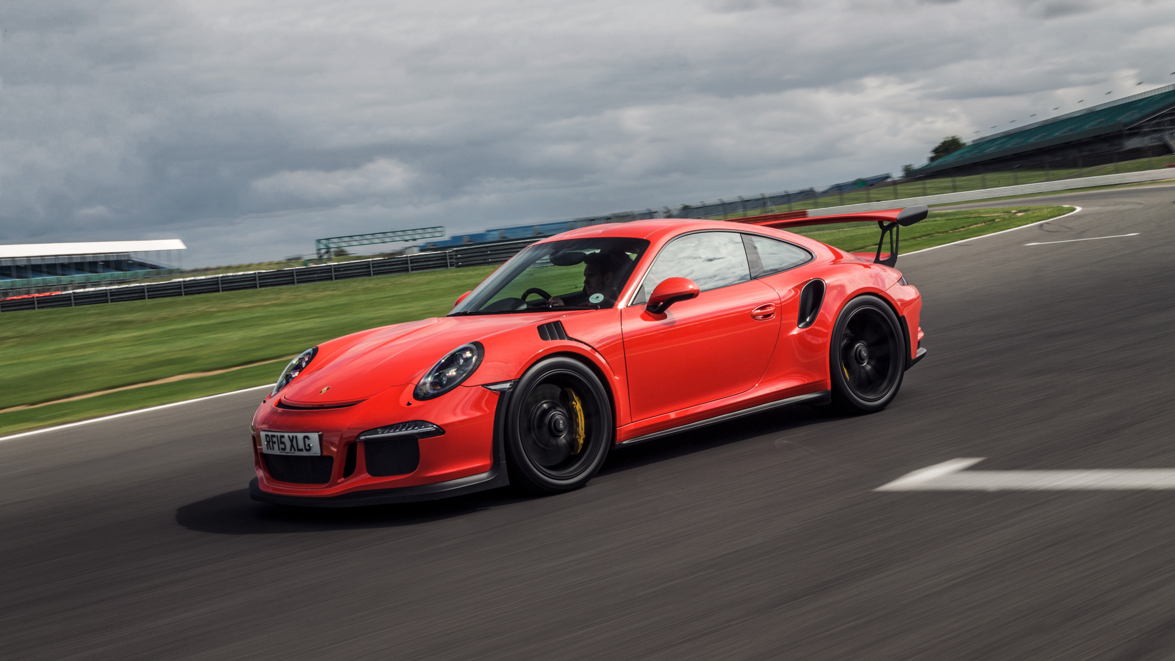 Roter Porsche 911 Tagsüber Bei Bewölktem Himmel Unterwegs. Wallpaper in 3840x2160 Resolution