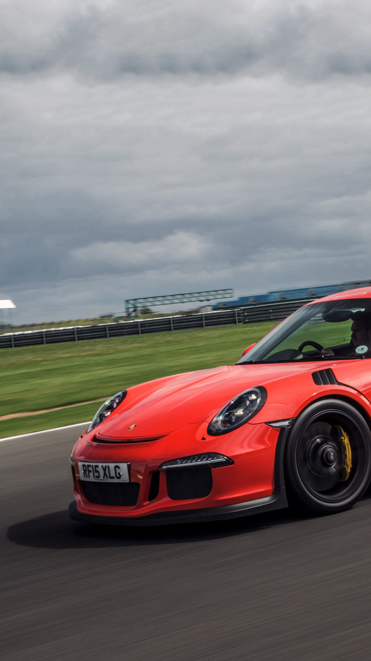 Roter Porsche 911 Tagsüber Bei Bewölktem Himmel Unterwegs. Wallpaper in 750x1334 Resolution