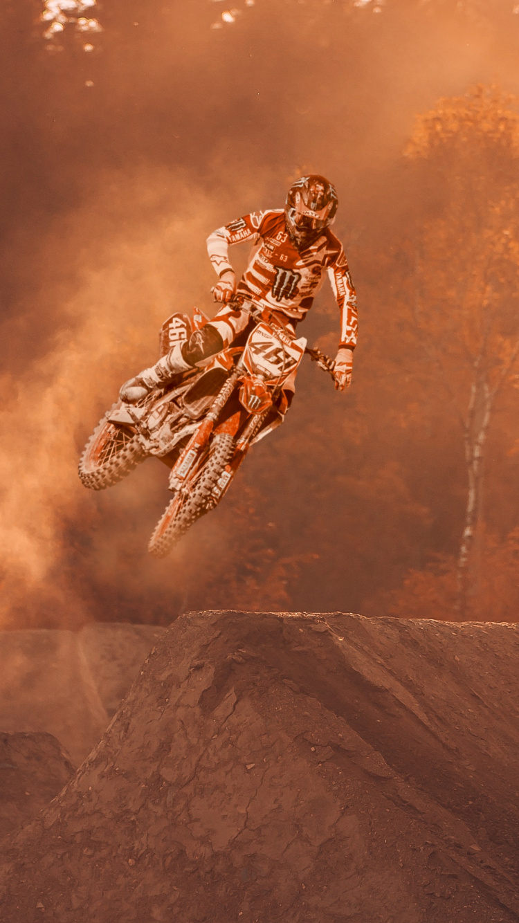 Homme en Costume Noir et Blanc à Cheval. Wallpaper in 750x1334 Resolution