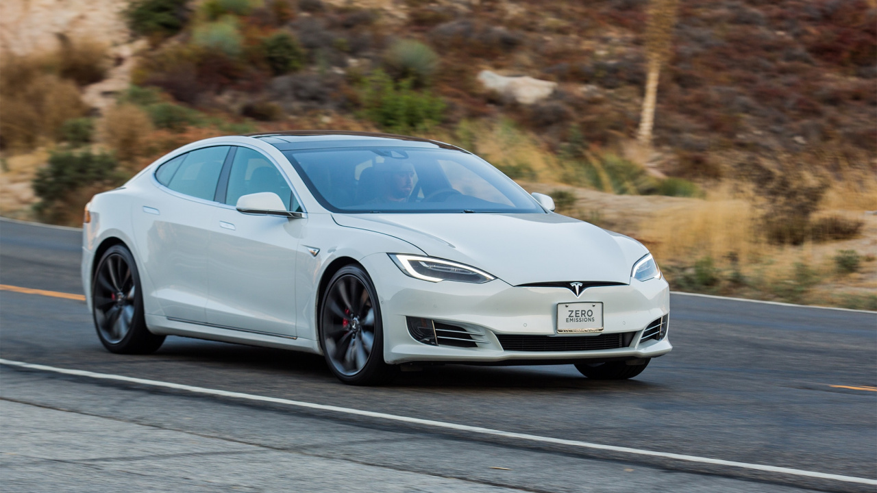 Weißes Mercedes Benz Coupé Tagsüber Unterwegs. Wallpaper in 1280x720 Resolution