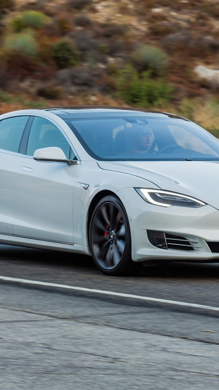 Weißes Mercedes Benz Coupé Tagsüber Unterwegs. Wallpaper in 720x1280 Resolution