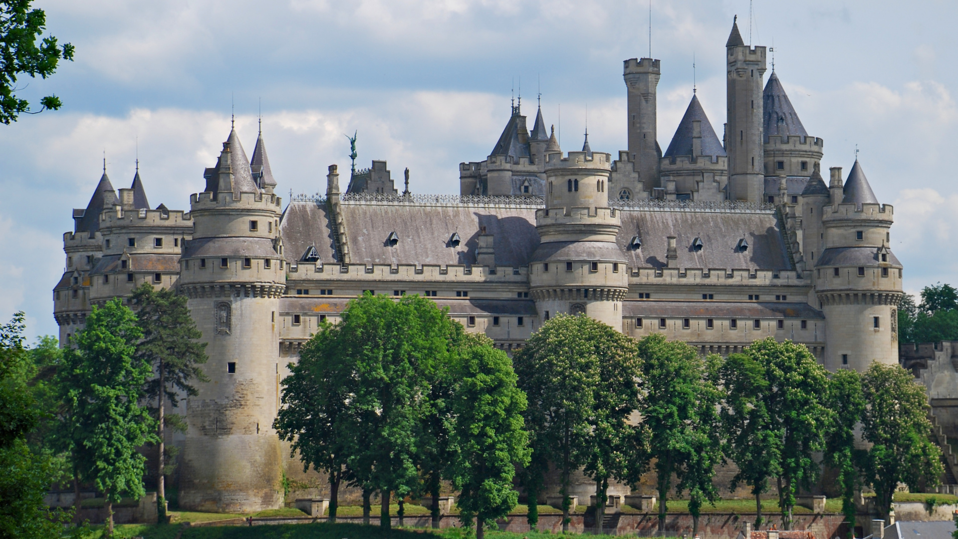 Château en Béton Gris Entouré D'arbres Verts Sous Des Nuages Blancs Pendant la Journée. Wallpaper in 1920x1080 Resolution