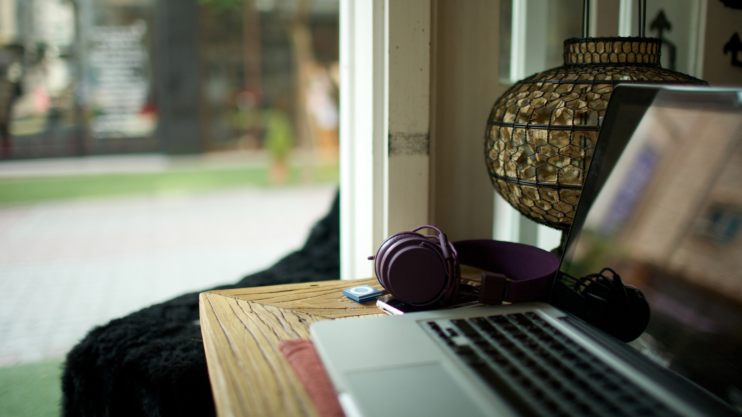 Headphones, Headset, Window, Interieur, Macbook. Wallpaper in 2560x1440 Resolution