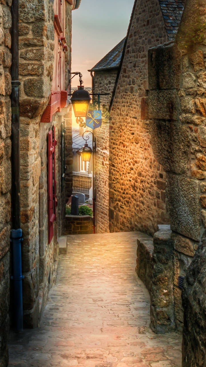 Braune Backsteinmauer Mit Grüner Tür. Wallpaper in 720x1280 Resolution