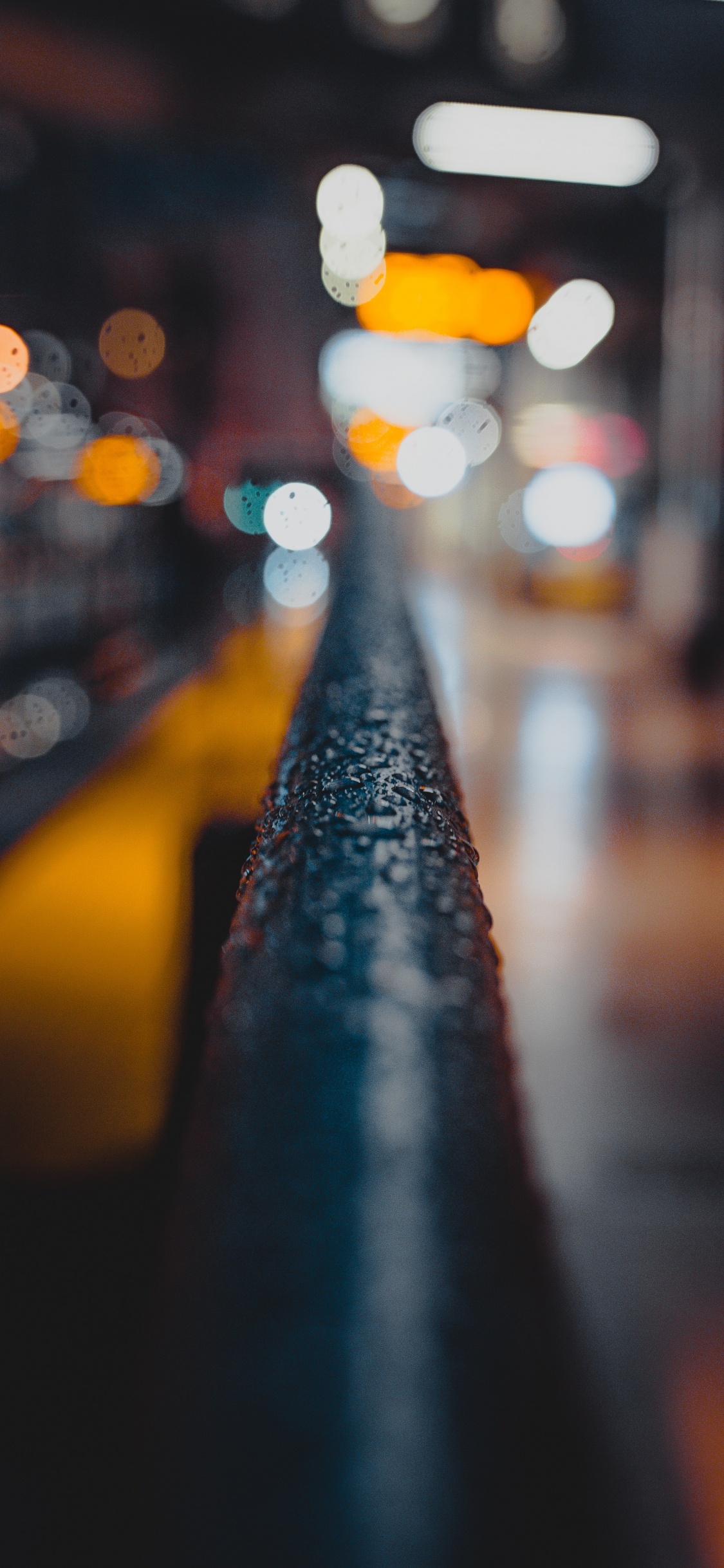 Route Asphaltée Noire Pendant la Nuit. Wallpaper in 1125x2436 Resolution