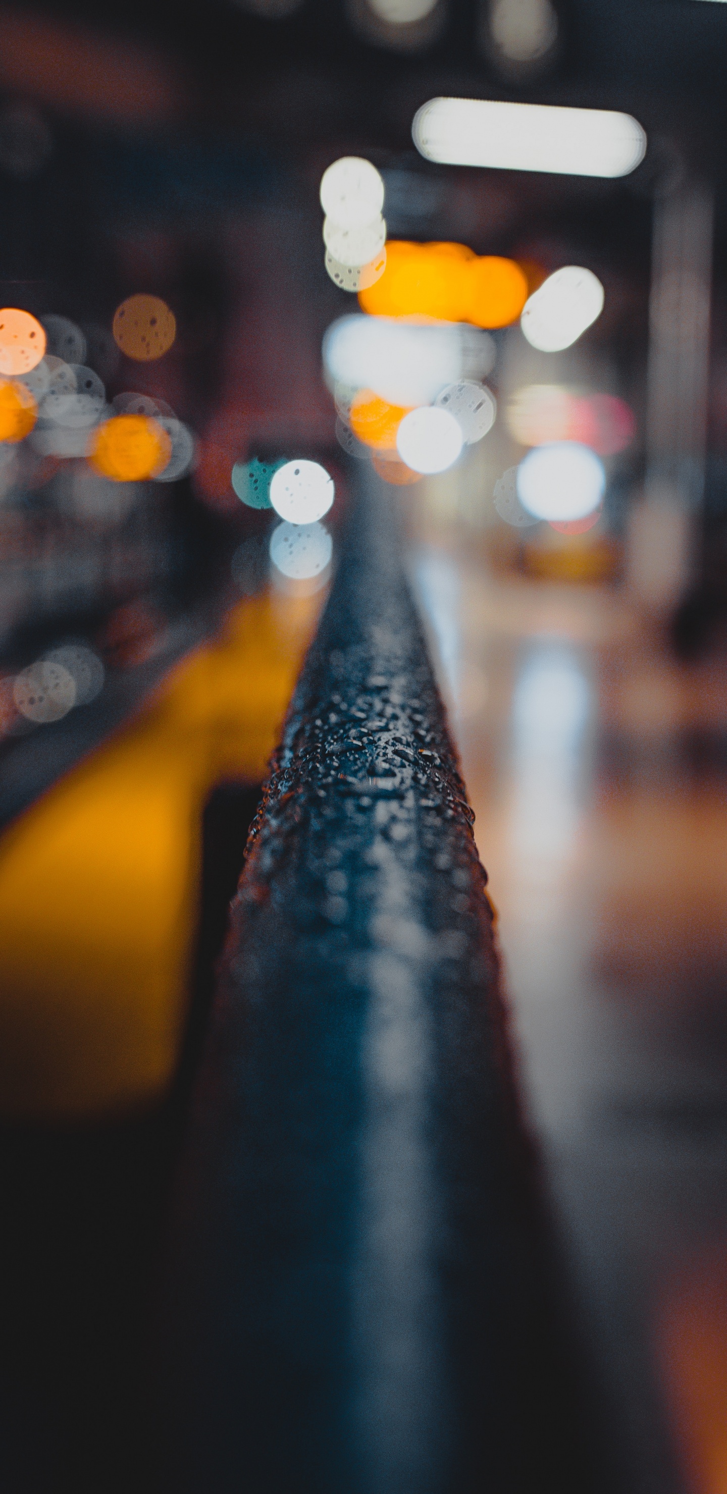 Route Asphaltée Noire Pendant la Nuit. Wallpaper in 1440x2960 Resolution