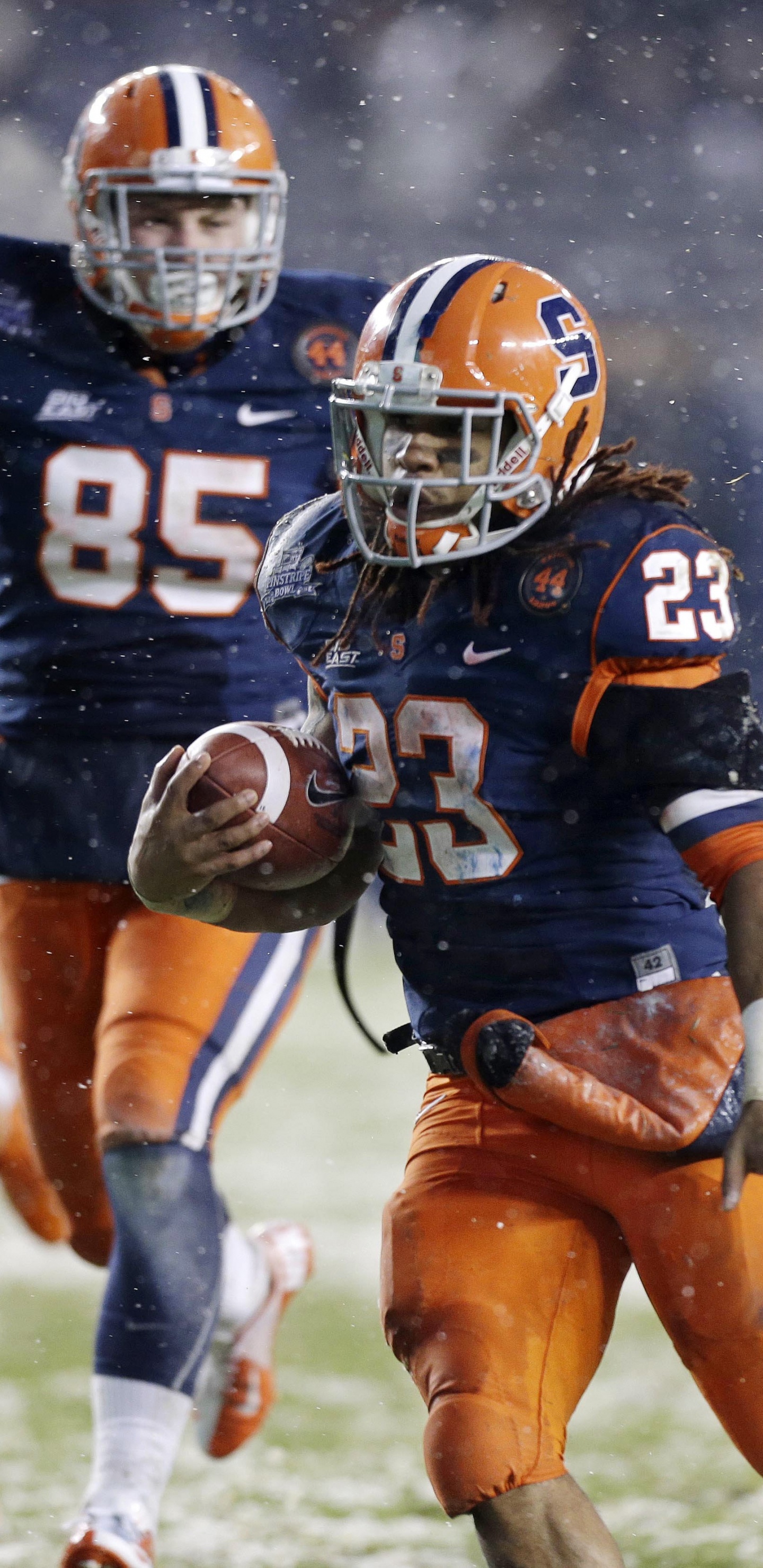 Football Player in Blue Jersey Shirt and Shorts. Wallpaper in 1440x2960 Resolution