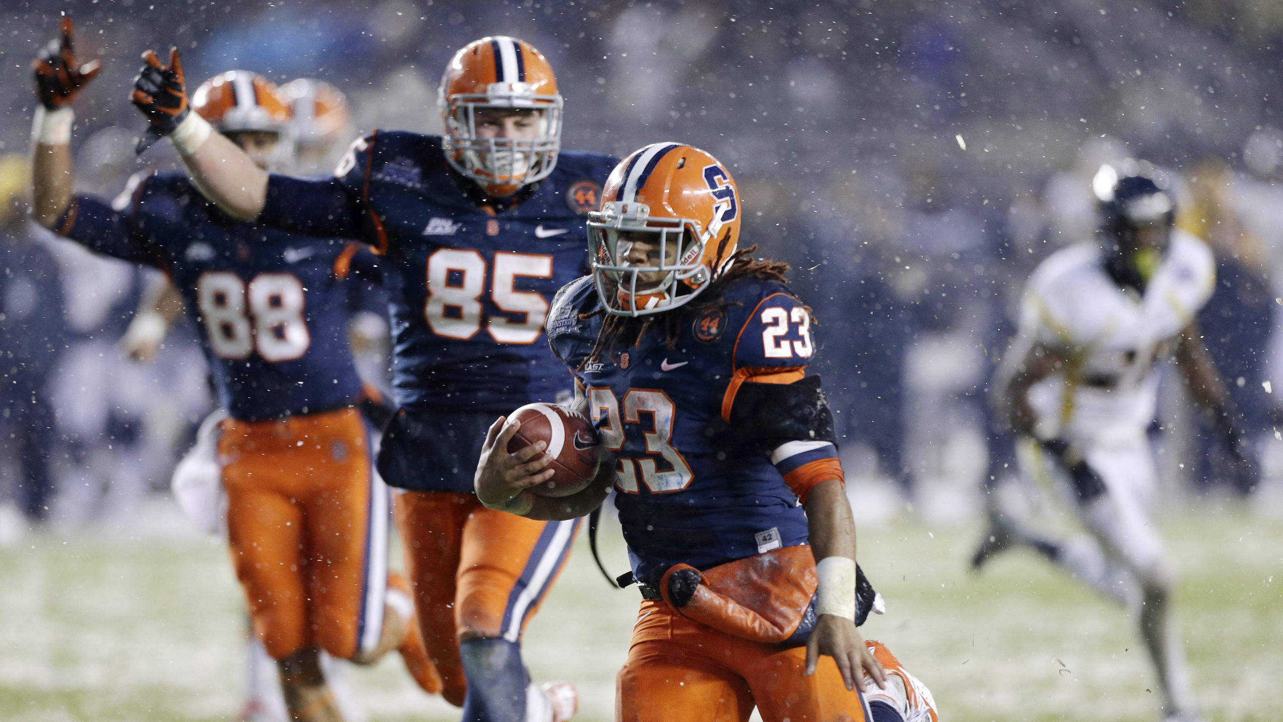 Football Player in Blue Jersey Shirt and Shorts. Wallpaper in 2560x1440 Resolution