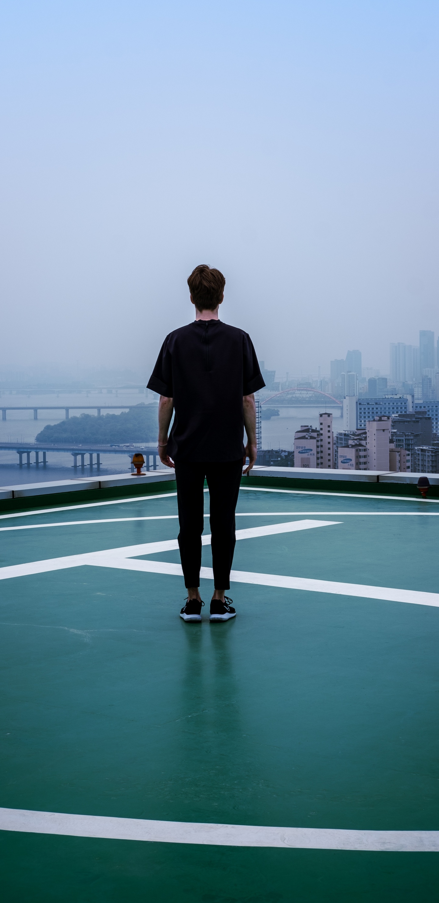 South Korea, Standing, Architecture, City, Footwear. Wallpaper in 1440x2960 Resolution