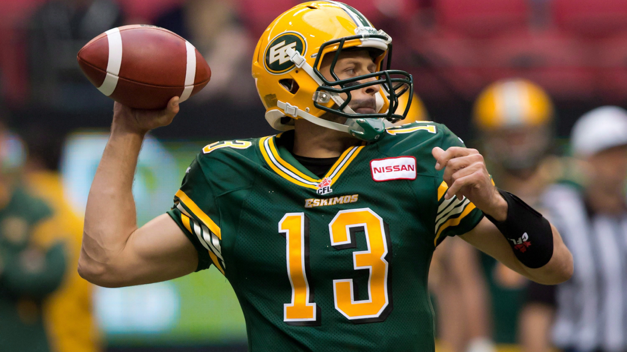 Football Player in Green and Yellow Jersey Shirt. Wallpaper in 2560x1440 Resolution