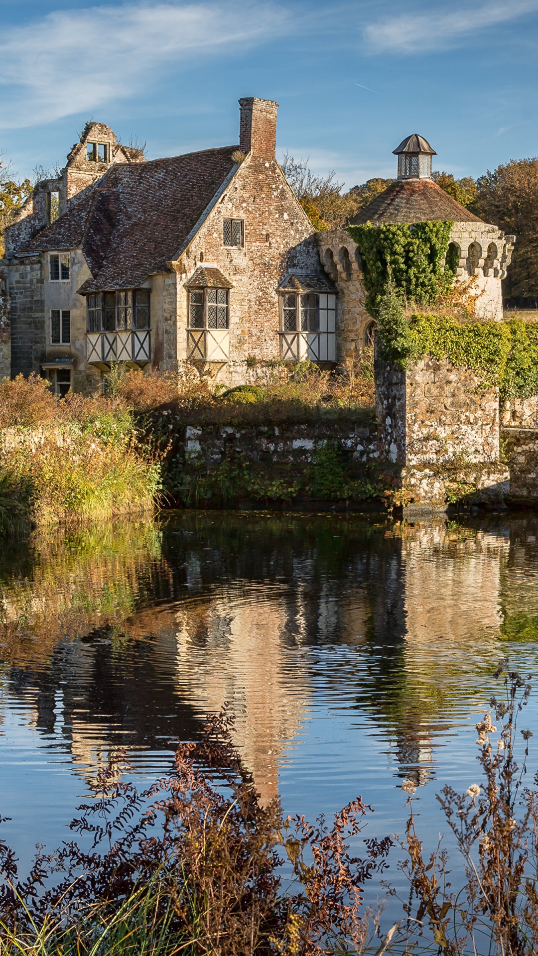 Bâtiment en Briques Brunes à Côté de la Rivière Sous Ciel Bleu Pendant la Journée. Wallpaper in 1080x1920 Resolution