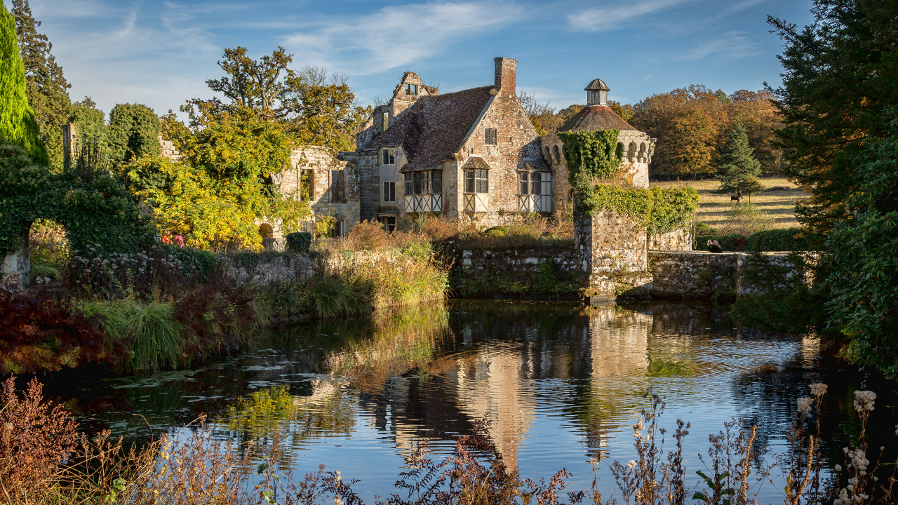 Bâtiment en Briques Brunes à Côté de la Rivière Sous Ciel Bleu Pendant la Journée. Wallpaper in 1280x720 Resolution