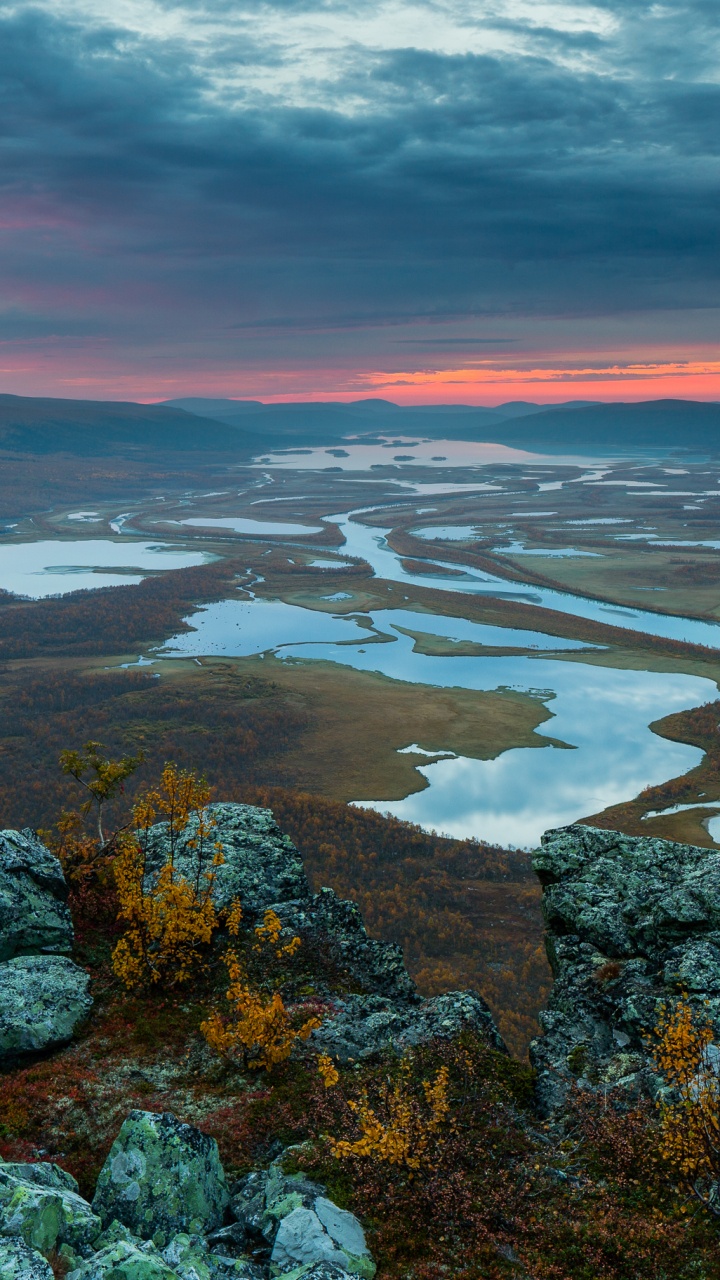 Luftaufnahme Von See Und Bergen Tagsüber Mountains. Wallpaper in 720x1280 Resolution