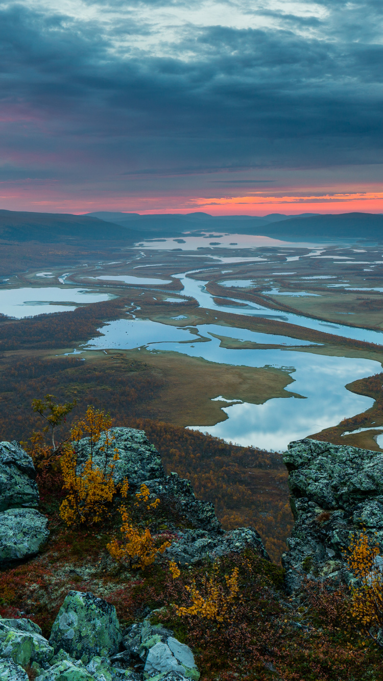 Luftaufnahme Von See Und Bergen Tagsüber Mountains. Wallpaper in 750x1334 Resolution