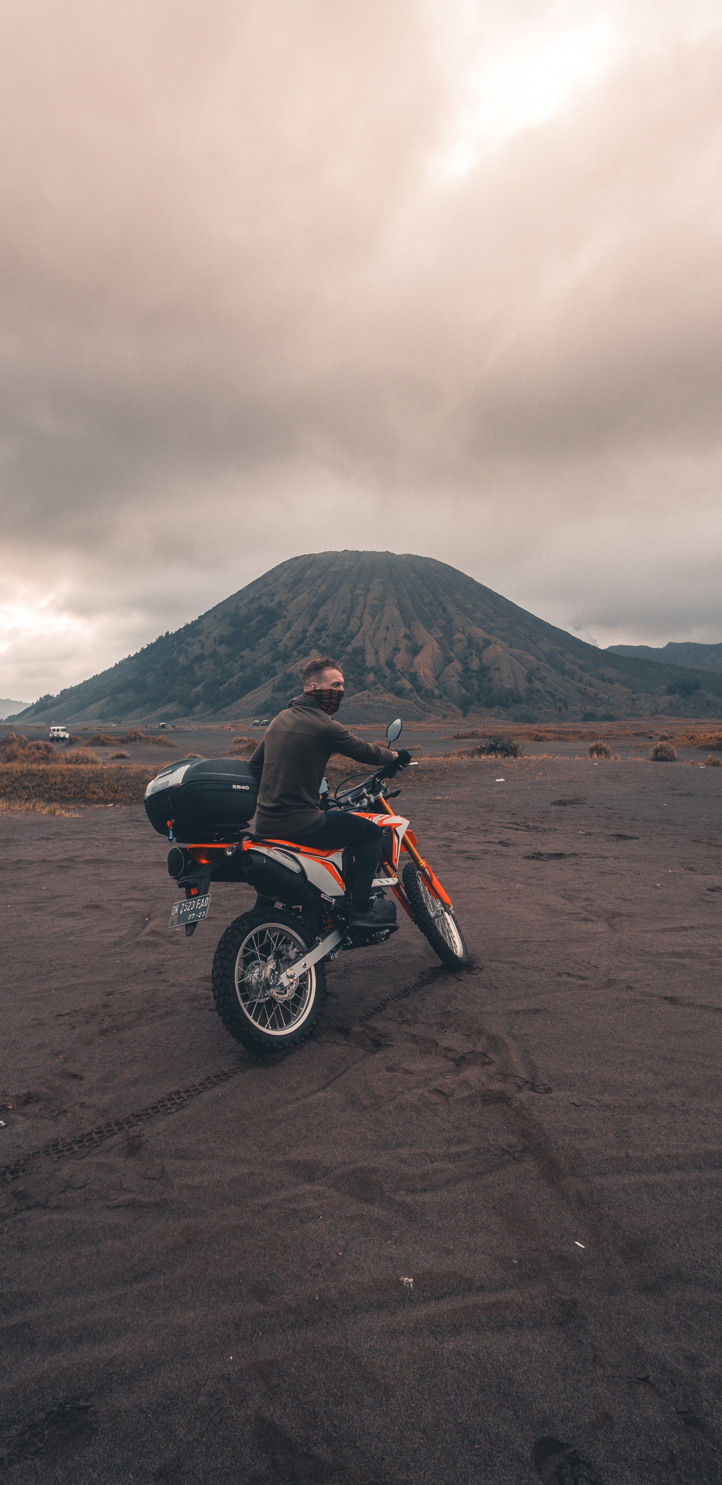 Moto Rouge et Noir Sur Sable Brun Sous Ciel Nuageux Pendant la Journée. Wallpaper in 1440x2960 Resolution