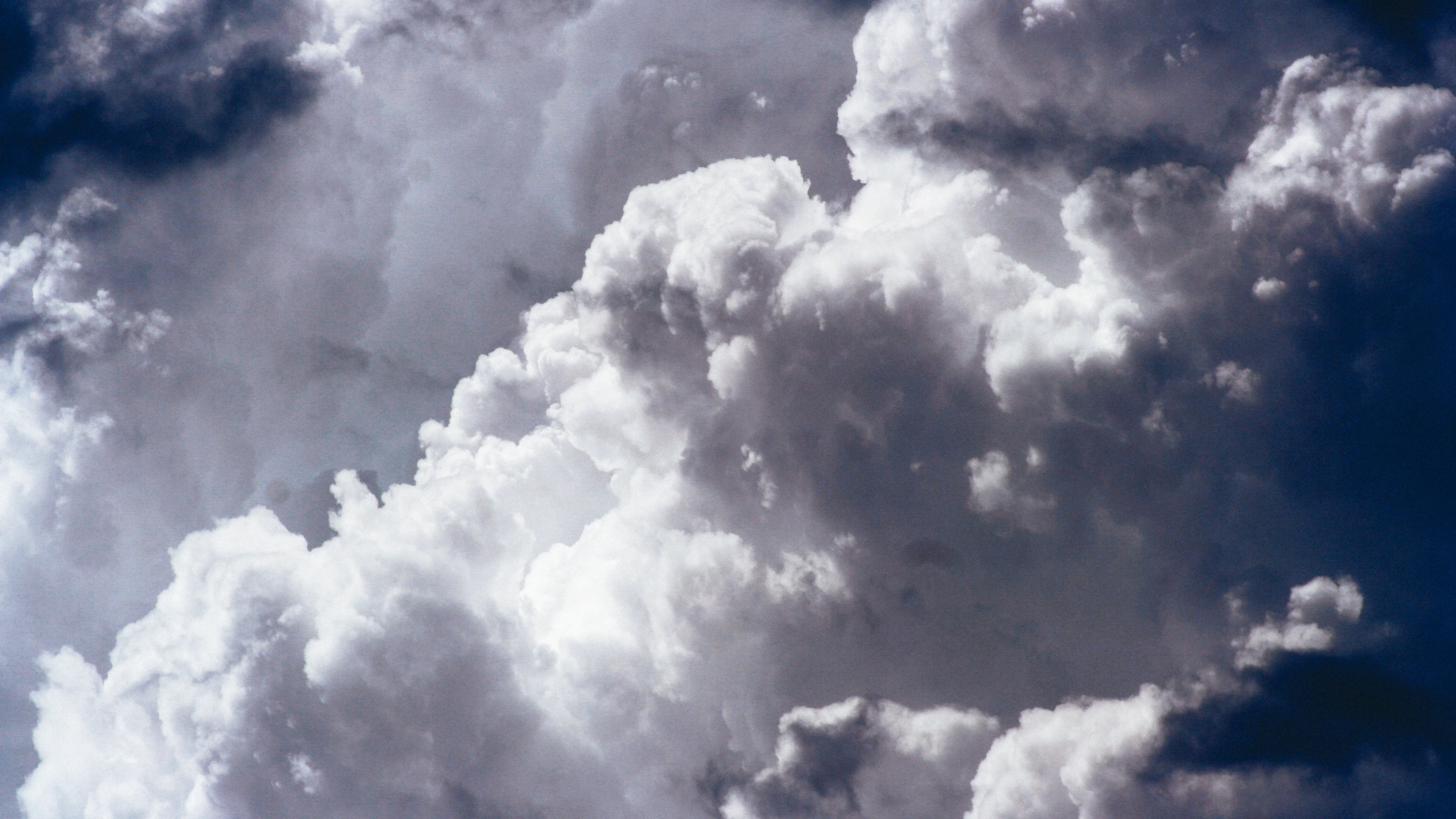 Weiße Wolken Und Blauer Himmel. Wallpaper in 3840x2160 Resolution