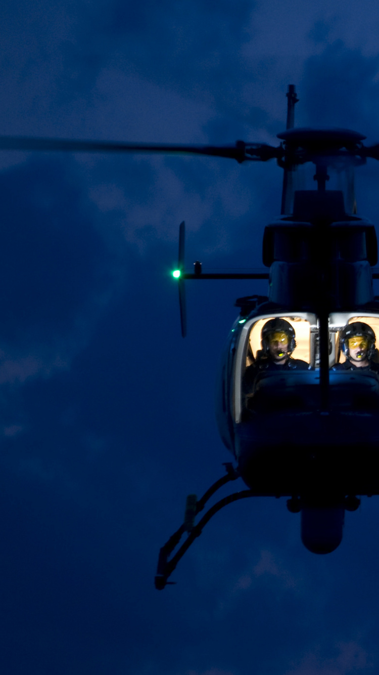 Schwarz-graue Seilbahn Unter Blauem Himmel. Wallpaper in 750x1334 Resolution