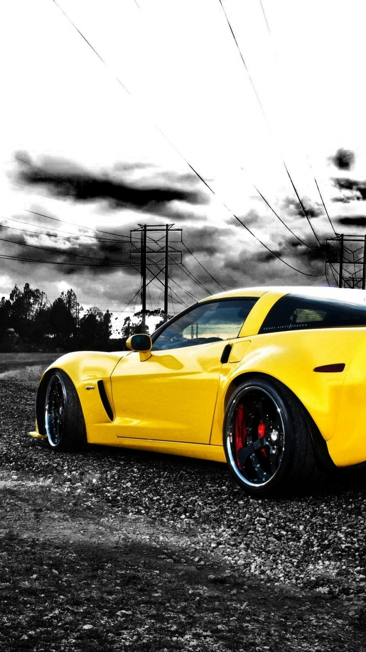 Coupé Jaune Sur Noir et Blanc. Wallpaper in 750x1334 Resolution