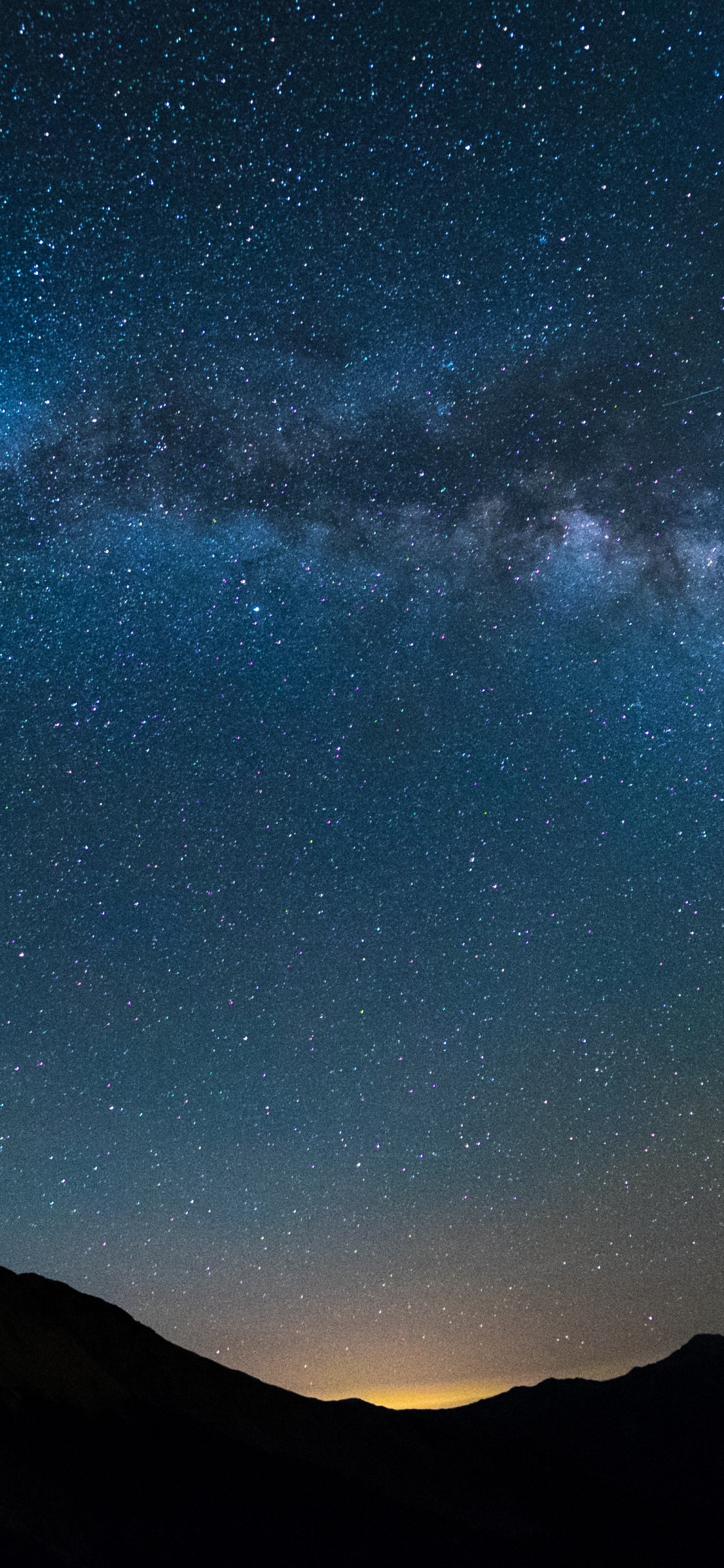 Silhouette Des Berges Unter Blauem Himmel Mit Sternen Während Der Nacht. Wallpaper in 1125x2436 Resolution