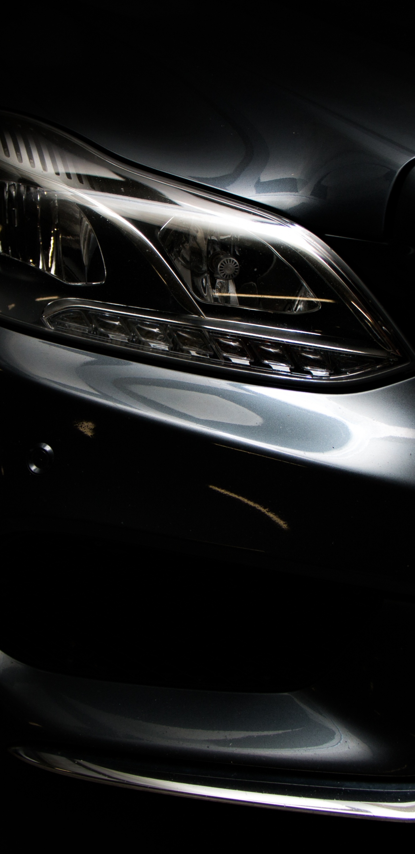 Coche Negro y Plateado Con Luces Azules. Wallpaper in 1440x2960 Resolution