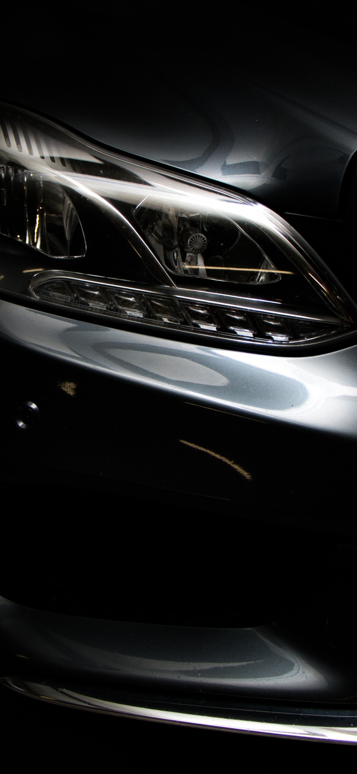 Voiture Noire et Argentée Avec Feux Bleus. Wallpaper in 1242x2688 Resolution