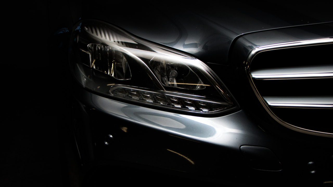 Voiture Noire et Argentée Avec Feux Bleus. Wallpaper in 1280x720 Resolution