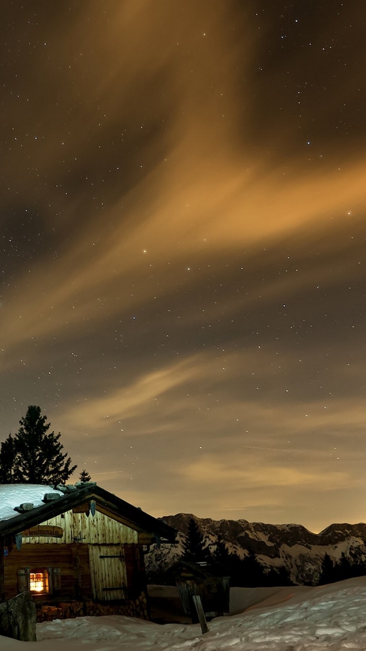 Weißes Und Braunes Haus in Der Nähe Von Bäumen Während Der Nacht. Wallpaper in 720x1280 Resolution