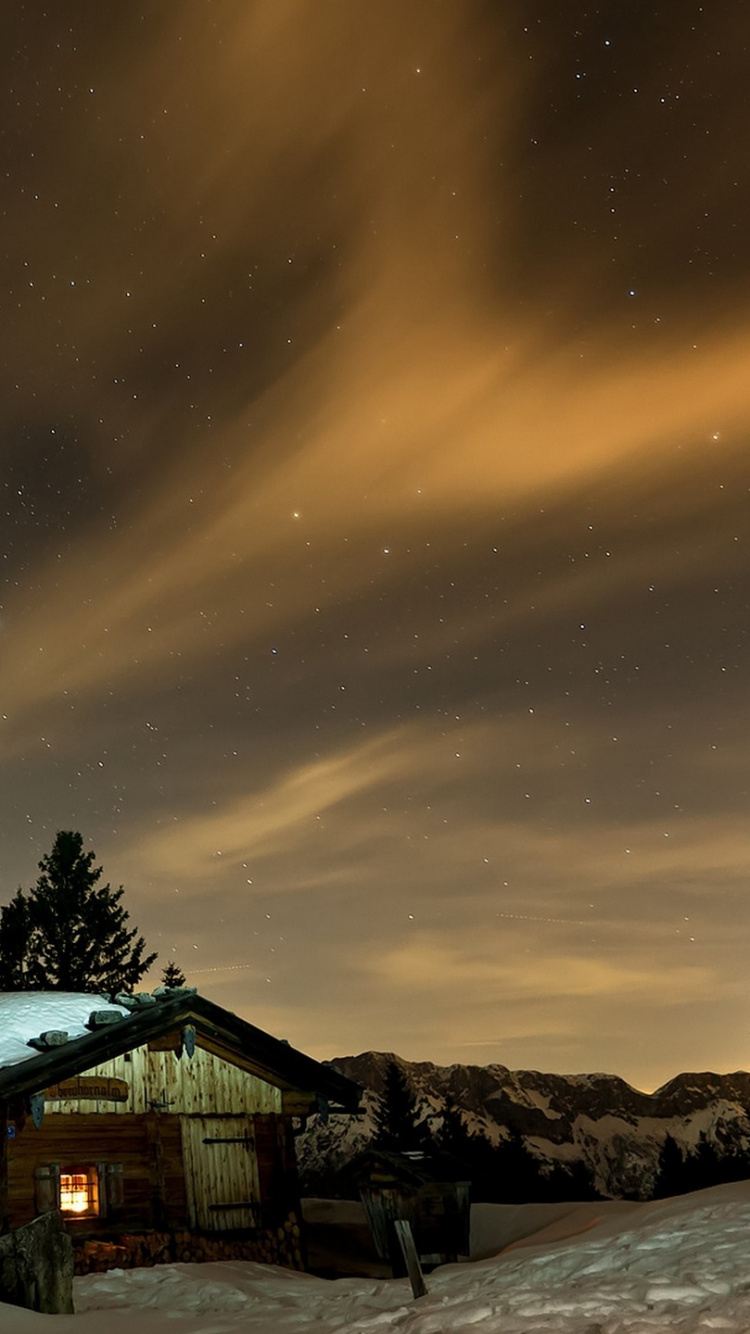 Weißes Und Braunes Haus in Der Nähe Von Bäumen Während Der Nacht. Wallpaper in 750x1334 Resolution