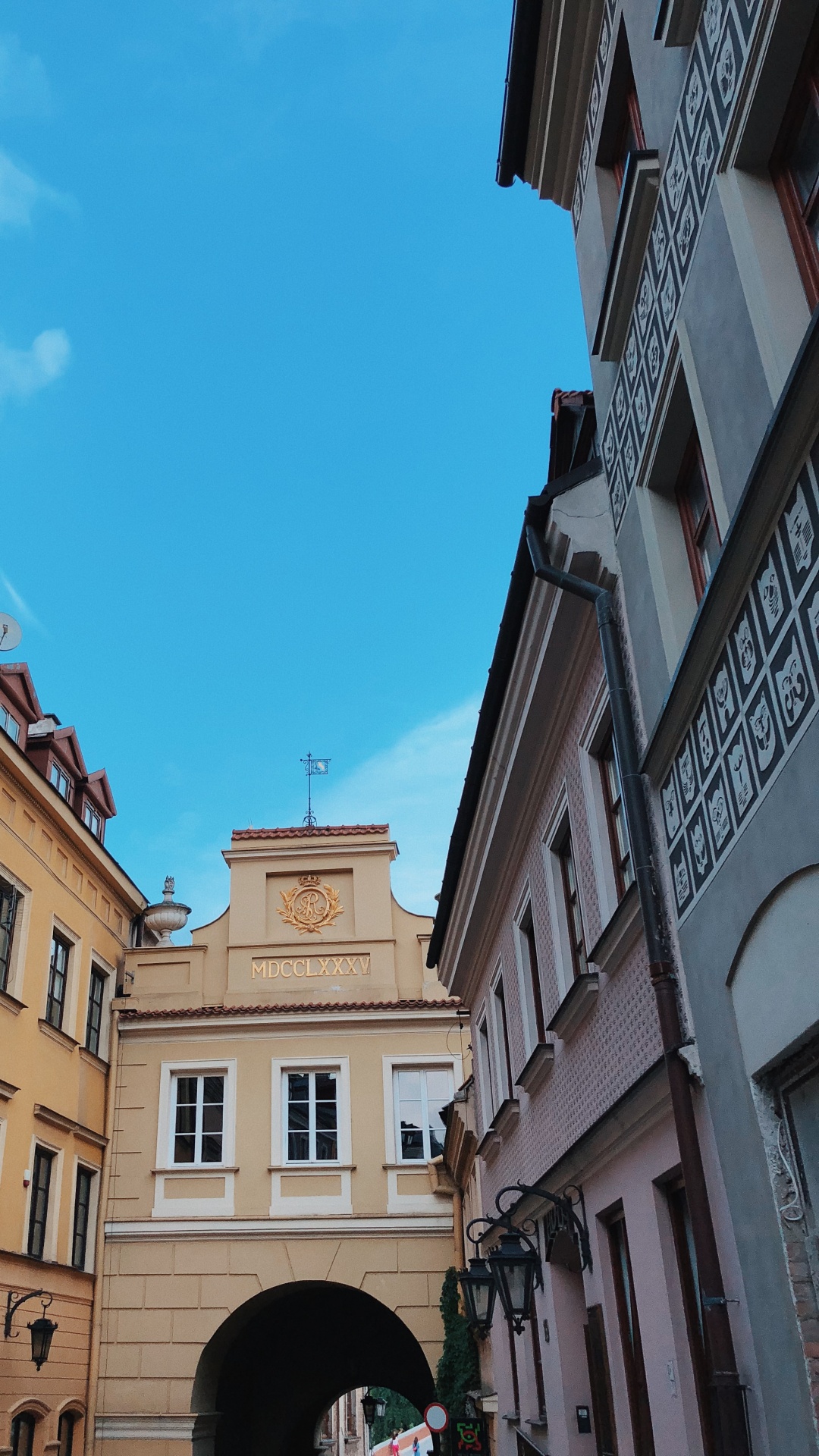 Fenêtre, Quartier, Architecture, Ville, Façade. Wallpaper in 1080x1920 Resolution