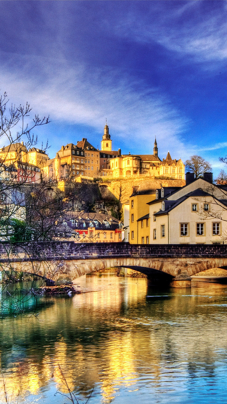 Braunes Betongebäude in Der Nähe Von Gewässern Unter Blauem Himmel Tagsüber. Wallpaper in 750x1334 Resolution