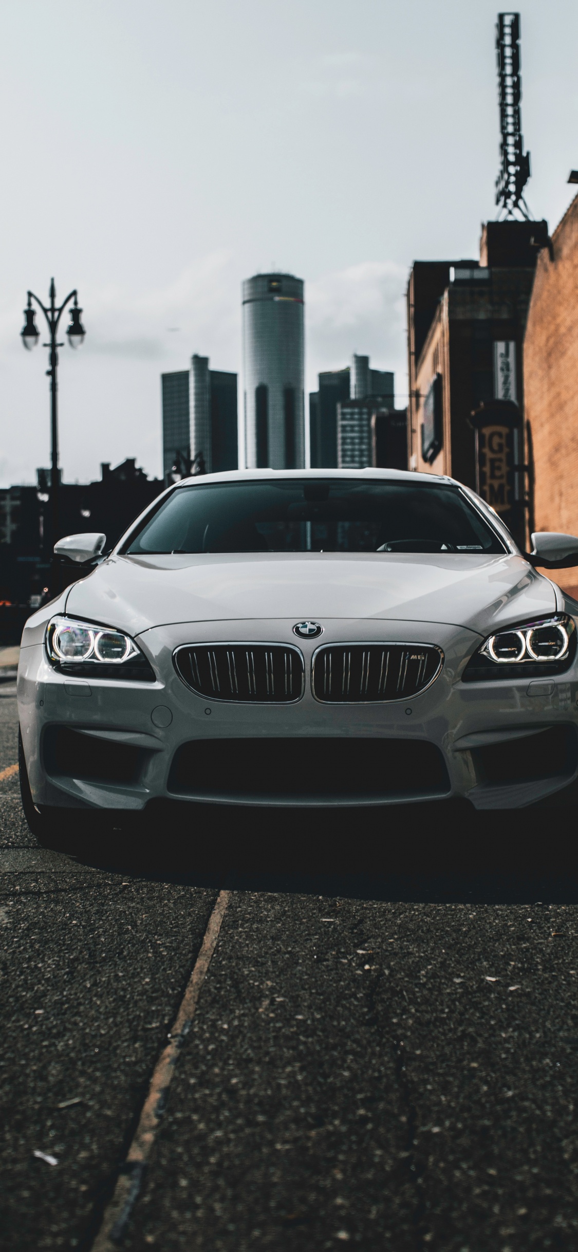 Bmw m 3 Blanc Garé Sur le Trottoir Pendant la Journée. Wallpaper in 1125x2436 Resolution