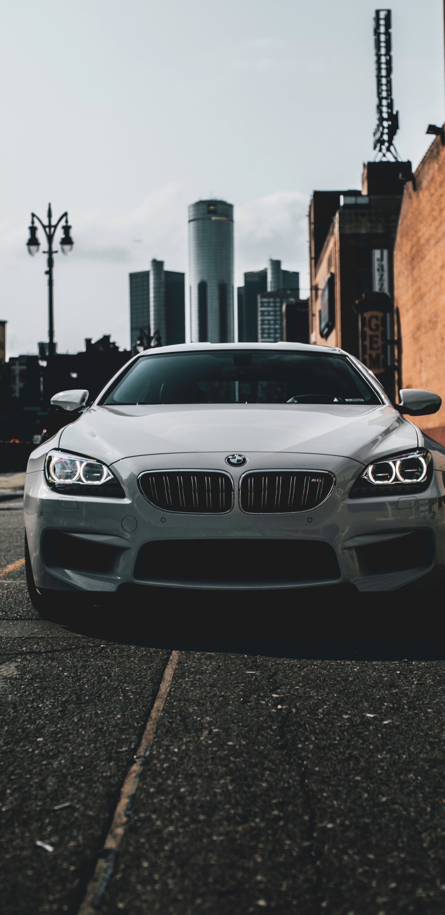 Bmw m 3 Blanc Garé Sur le Trottoir Pendant la Journée. Wallpaper in 1440x2960 Resolution