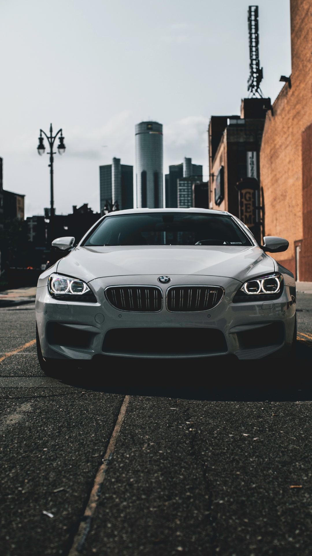 Weißer Bmw m 3 Tagsüber Auf Dem Bürgersteig Geparkt. Wallpaper in 1080x1920 Resolution