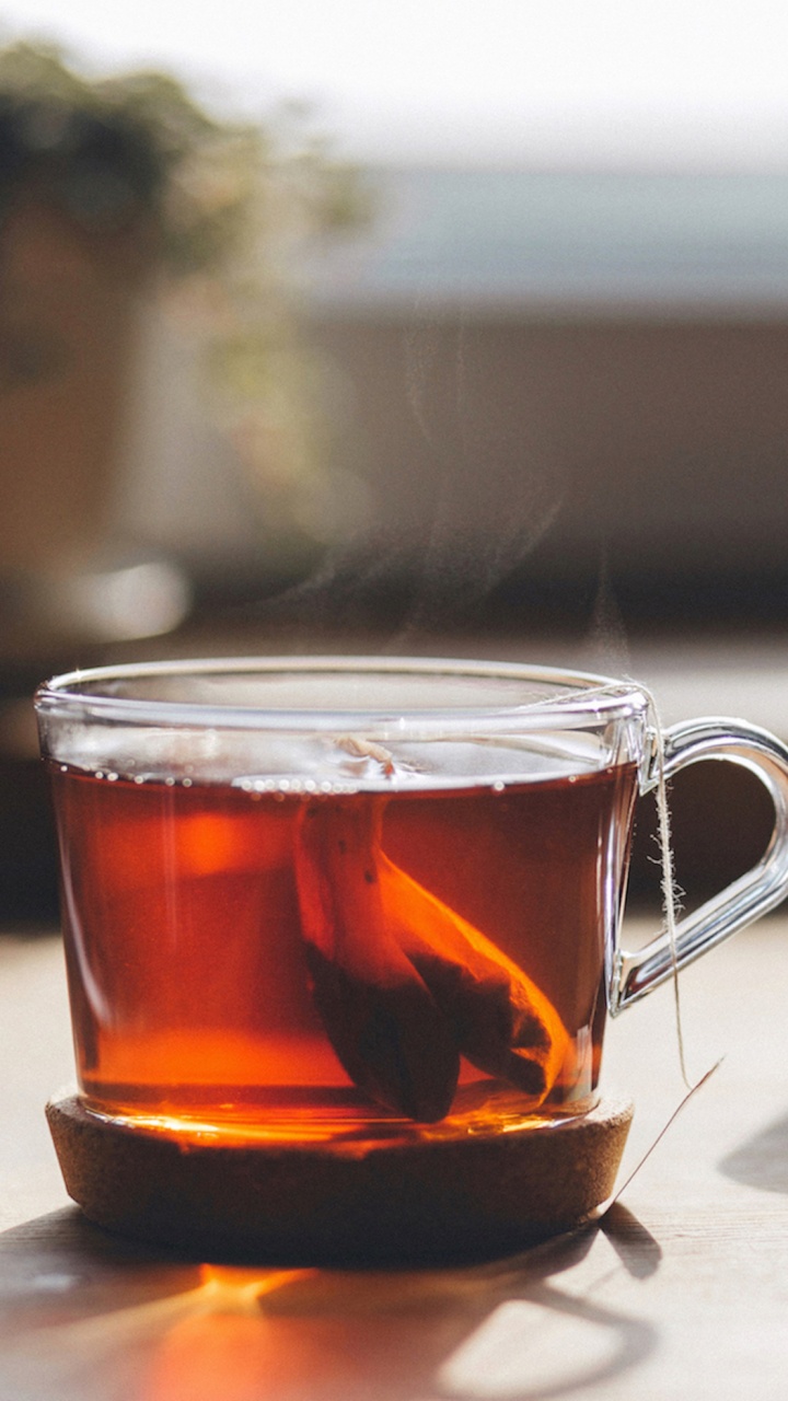 Mug en Verre Transparent Avec Liquide Marron. Wallpaper in 720x1280 Resolution