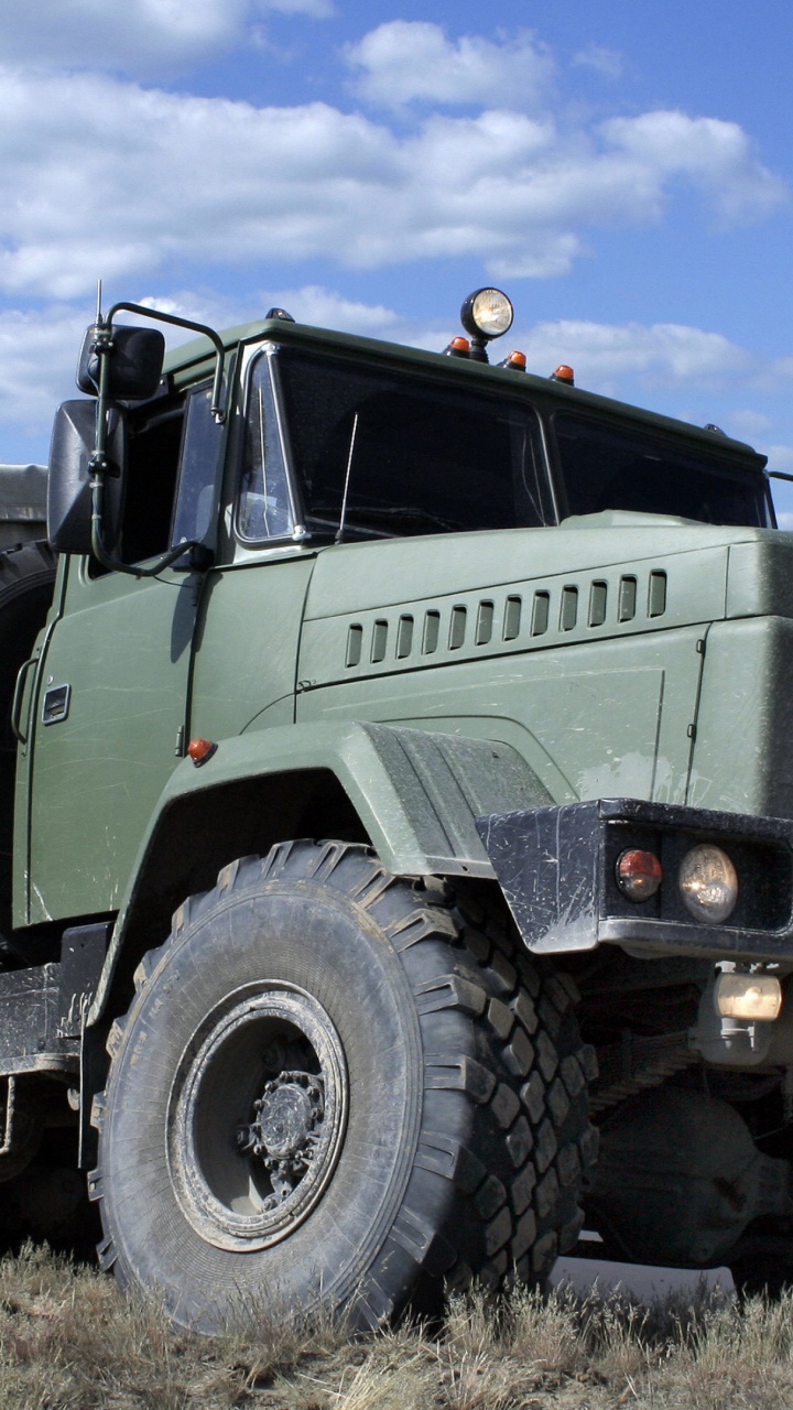 Camion Vert et Blanc Sur Terrain D'herbe Brune Sous Ciel Bleu Pendant la Journée. Wallpaper in 720x1280 Resolution
