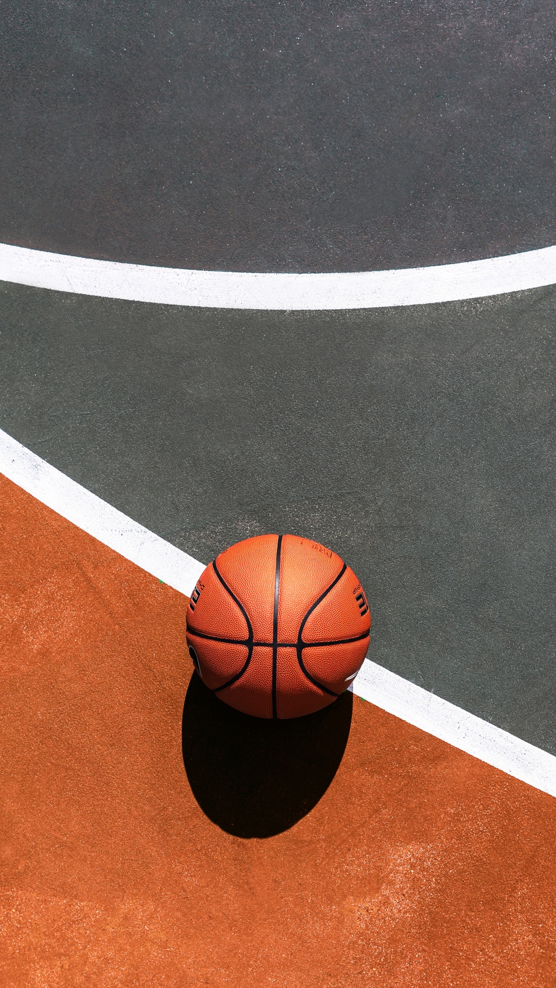 Baloncesto en Cancha de Baloncesto Azul y Blanco. Wallpaper in 1080x1920 Resolution