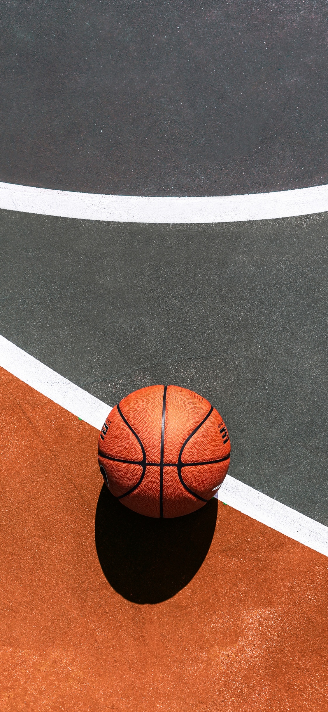 Basketball Auf Blau-weißem Basketballplatz. Wallpaper in 1125x2436 Resolution