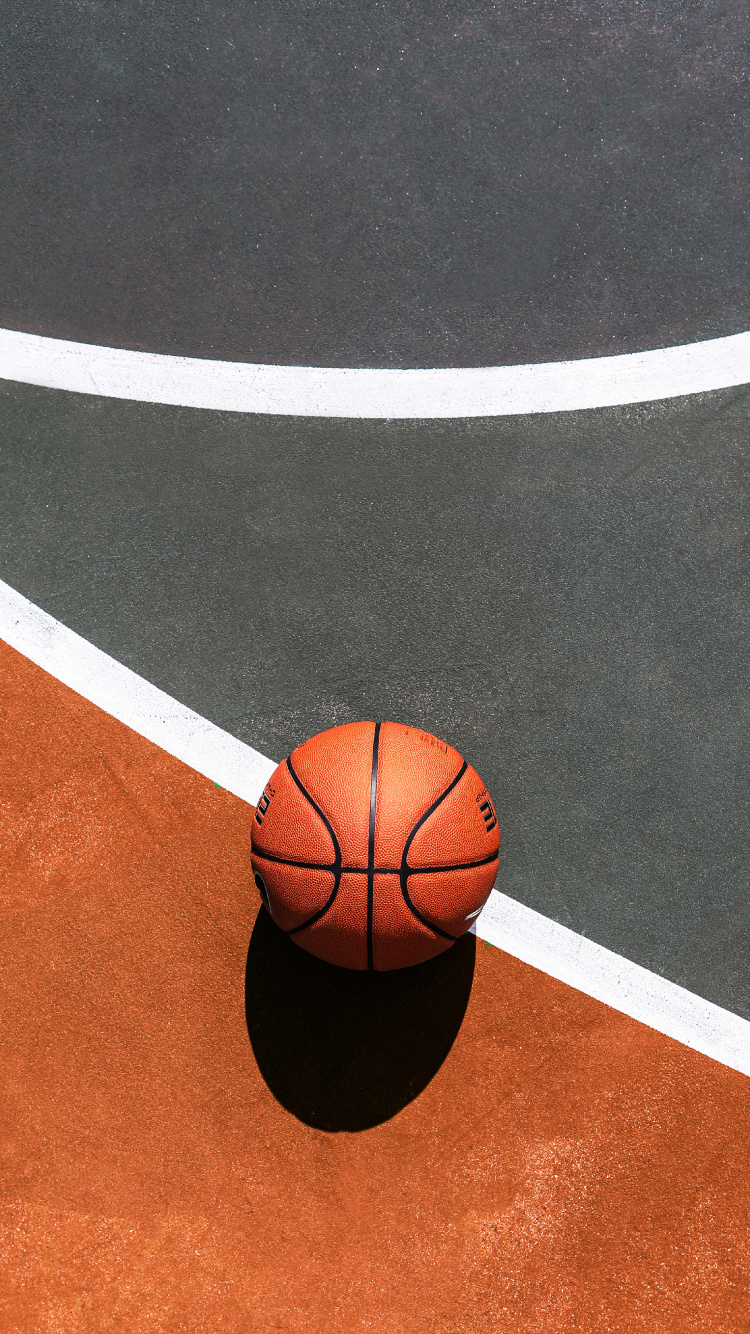 Basketball Auf Blau-weißem Basketballplatz. Wallpaper in 750x1334 Resolution