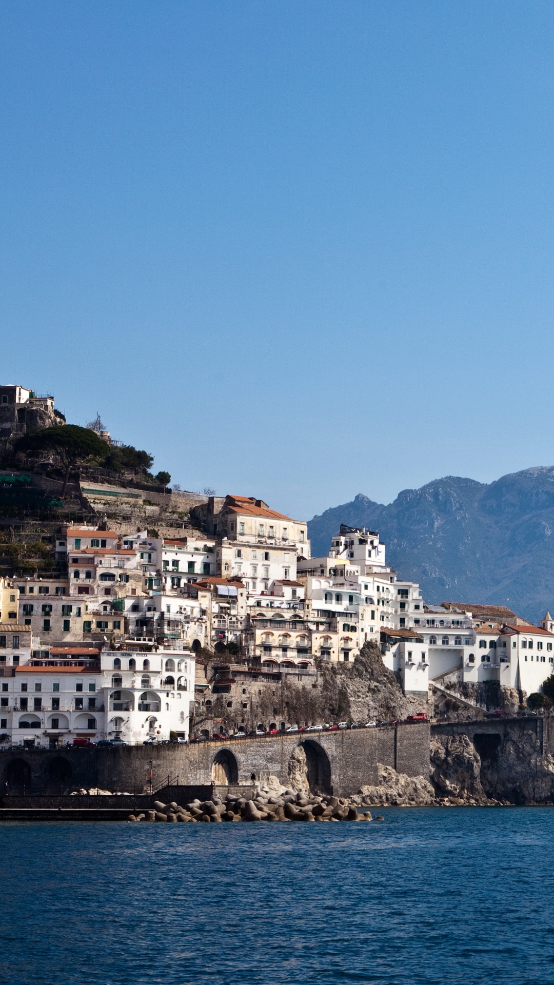 White and Brown Concrete Building Near Body of Water During Daytime. Wallpaper in 1080x1920 Resolution