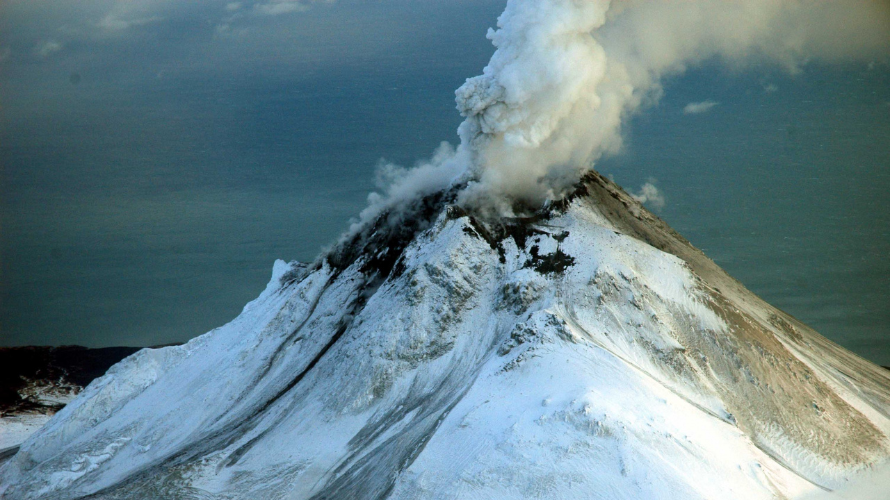 Nubes Blancas Sobre la Montaña Cubierta de Nieve. Wallpaper in 1280x720 Resolution