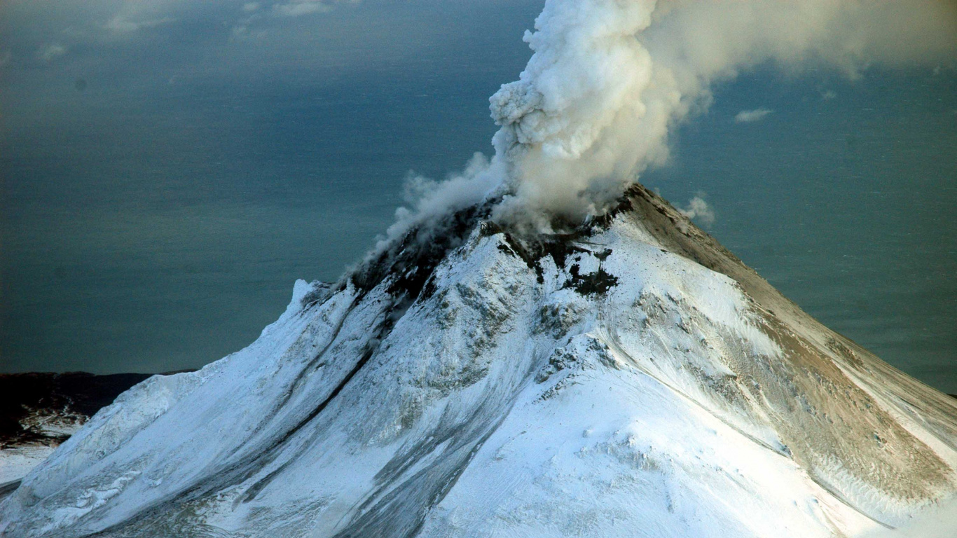 Nubes Blancas Sobre la Montaña Cubierta de Nieve. Wallpaper in 1366x768 Resolution